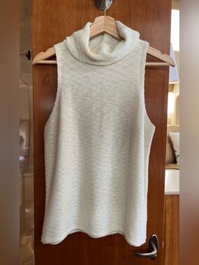 Sleeveless Turtleneck Knit Top - Cream color sz Small